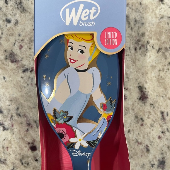 🆕DISNEY PRINCESS- CINDERELLA-Limited edition Wet Brush Detangler Hair Brush NWT - Picture 2 of 6